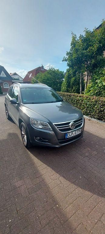 Grau Gebraucht 2010 VW Tiguan Sportline SUV | 6.799 € (Fairer Preis) - Bild 1/4