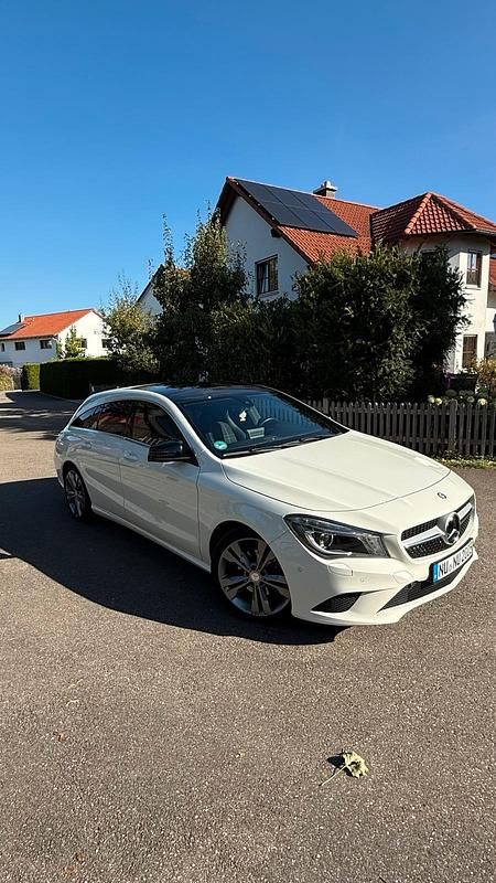 Weiß Gebraucht 2016 Mercedes CLA180 Shooting Brake Kombi | 13.799 € (Fairer Preis) - Bild 1/4