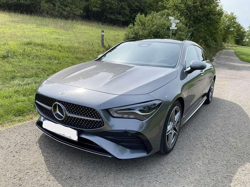 Grau Gebraucht 2024 Mercedes CLA200 Shooting Brake AMG line Kombi | 31.900 € (Fairer Preis) - Bild 1/4