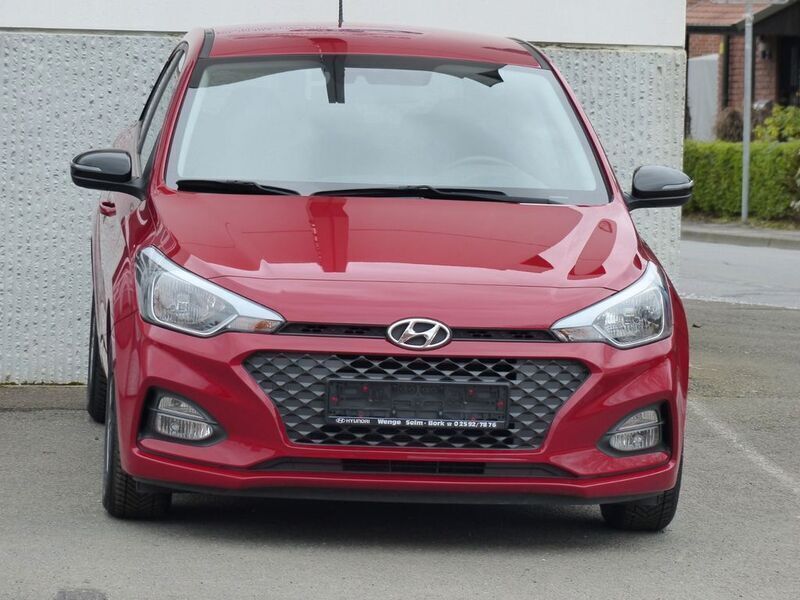 Rot Gebraucht 2020 Hyundai i20 Advantage Limousine | 13.950 € (Etwas zu teuer) - Bild 1/4