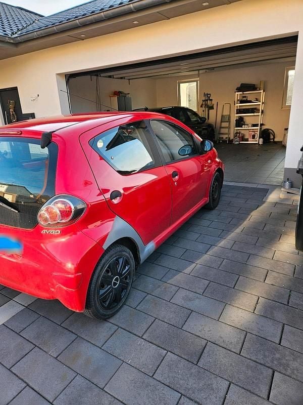 Gebraucht Toyota Aygo 68 PS (50 kW) 2010 Rot Kleinwagen