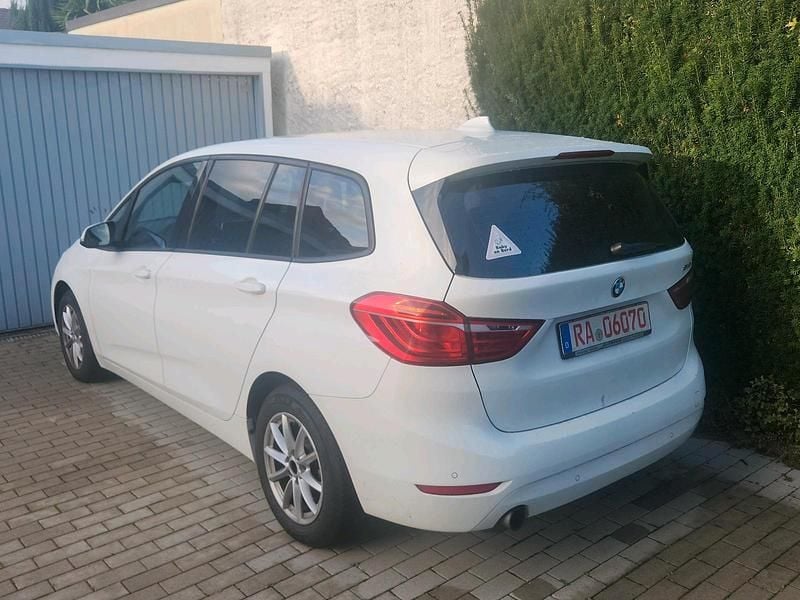Weiß Gebraucht 2016 BMW 218 Van / Kleinbus | 12.499 € (Teuer) - Bild 1/3