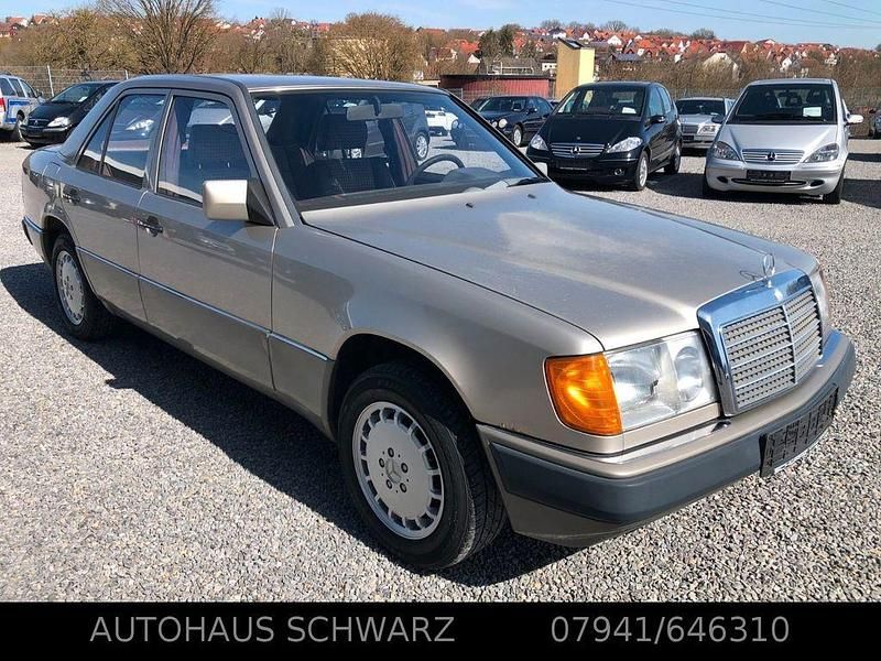 Gebraucht Mercedes E230 132 PS (97 kW) 1990 Silber Limousine