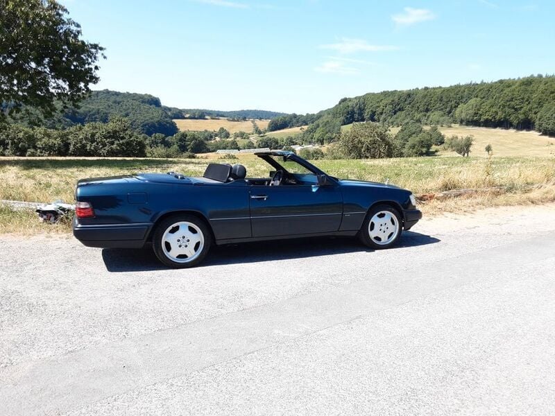 Schwarz Gebraucht 1997 Mercedes E200 Edition Cabrio | 16.900 € (Fairer Preis) - Bild 1/4
