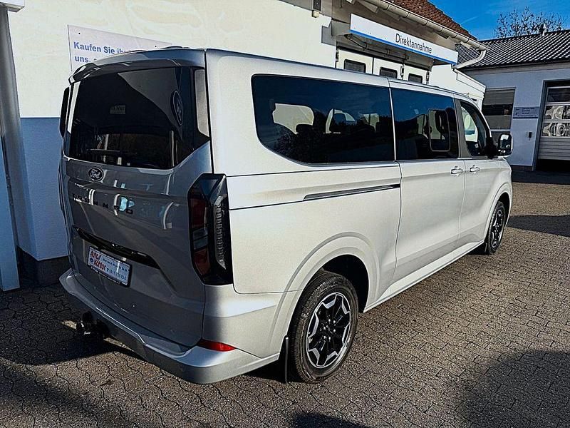 Gebraucht Ford Tourneo Titanium 150 PS (110 kW) 2024 Silber Van / Kleinbus