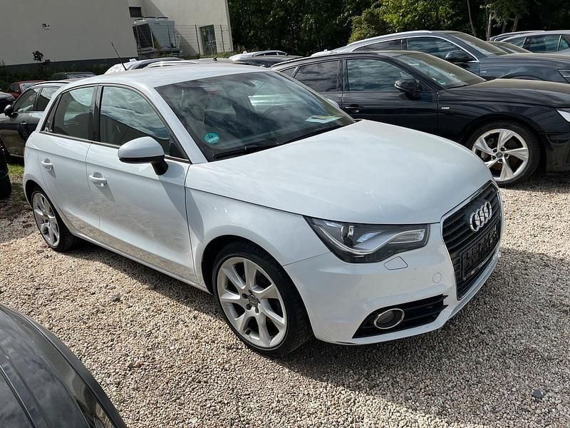 Weiß Gebraucht 2012 Audi A1 Kleinwagen | 6.590 € (Fairer Preis) - Bild 1/4
