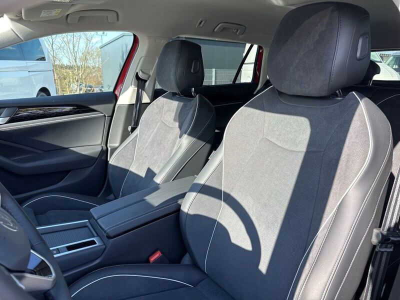 Rot Gebraucht 2024 VW Passat Business Kombi | 33.749 € (Fairer Preis) - Bild 1/4
