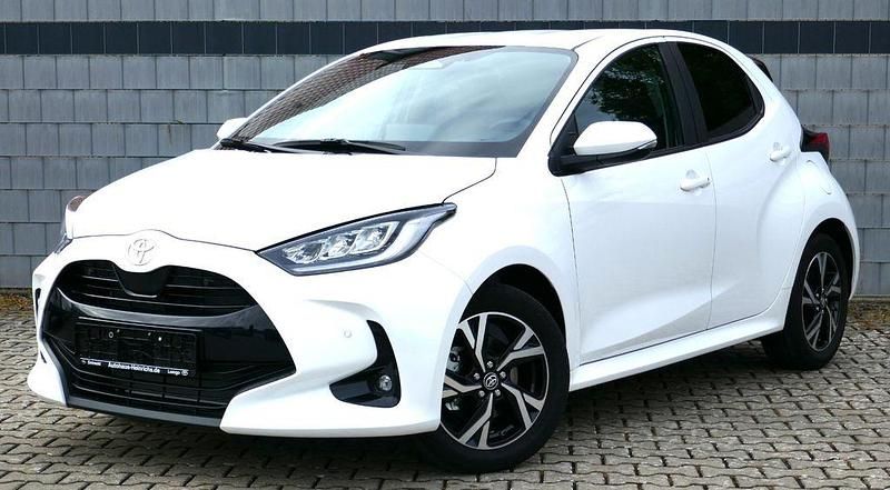 Neu Toyota Yaris Hybrid Style 92 PS (67 kW) 2025 Weiß Limousine