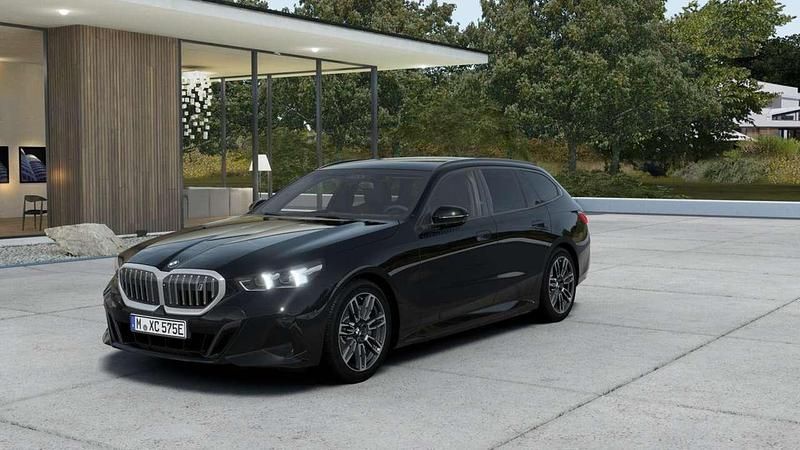 Saphirschwarz metallic Neu 2025 BMW i5 Kombi | 68.714 € - Bild 1/4
