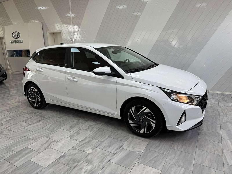 Weiß Gebraucht 2021 Hyundai i20 Edition 30 Kleinwagen | 15.950 € (Fairer Preis) - Bild 1/4