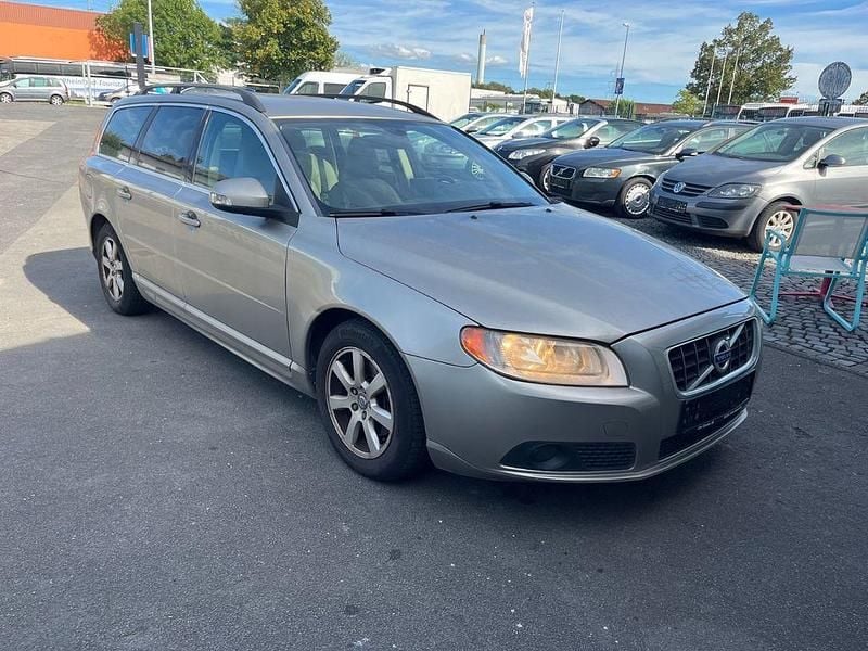 Silber Gebraucht 2010 Volvo V70 Momentum Kombi | 6.990 € (Fairer Preis) - Bild 1/4