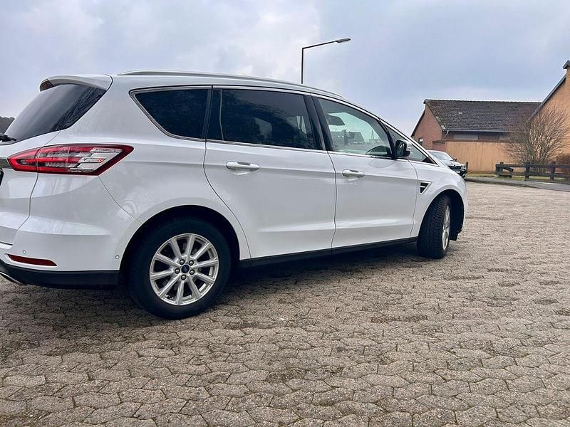 Gebraucht Ford S-MAX Titanium 179 PS (131 kW) 2017 Weiß Van / Kleinbus