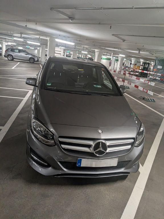Grau Gebraucht 2016 Mercedes B180 Van / Kleinbus | 14.250 € (Guter Preis) - Bild 1/4