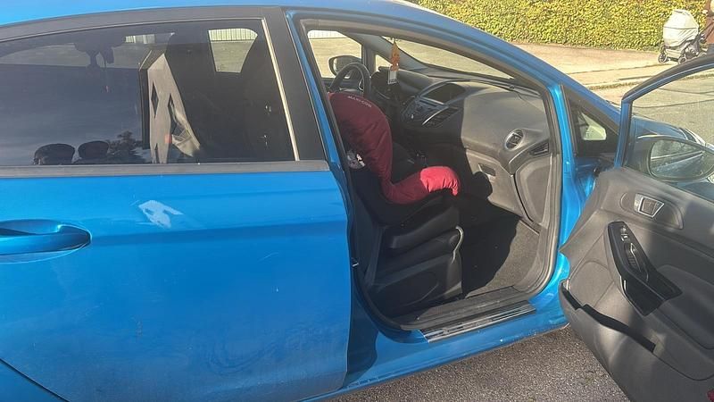 Blau Gebraucht 2013 Ford Focus Kleinwagen | 5.990 € (Fairer Preis) - Bild 1/4