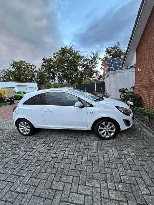 Weiß Gebraucht 2013 Opel Corsa Innovation Kleinwagen | 5.900 € (Fairer Preis) - Bild 1/4