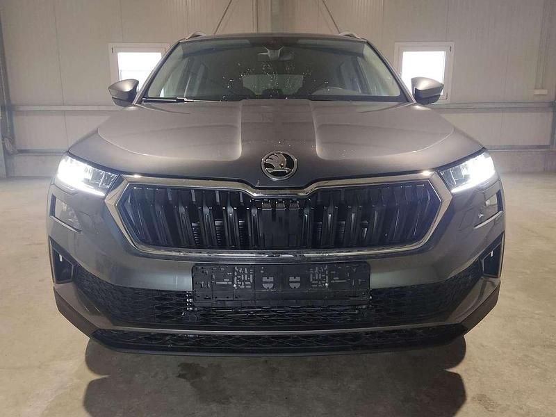 Graphitgrau metallic Neu 2025 Skoda Karoq Selection SUV | 31.079 € (Guter Preis) - Bild 1/4