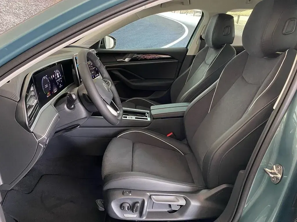 Gebraucht VW Passat Business 150 PS (110 kW) 2026 Maripositgrün metallic Kombi