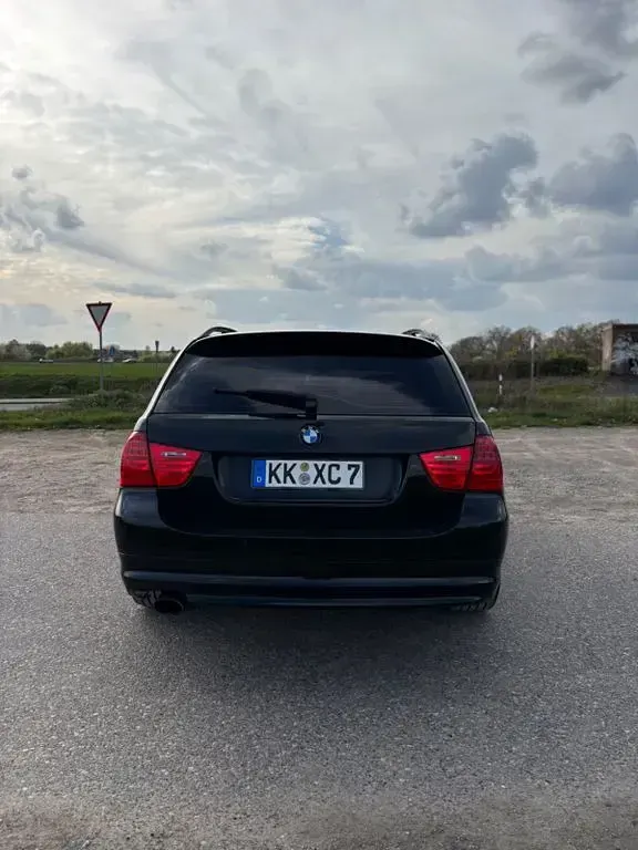 Gebraucht BMW 320 177 PS (130 kW) 2008 Schwarz Kombi