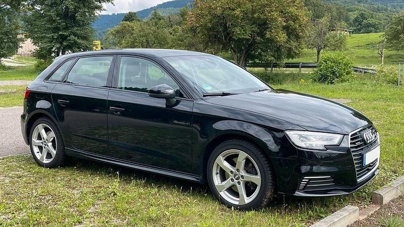 Schwarz Gebraucht 2020 Audi A3 Sportback e-tron Ambiente Limousine | 17.999 € (Guter Preis) - Bild 1/4