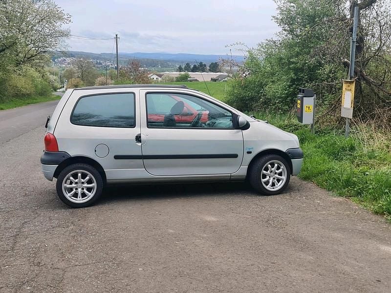 Second-hand Renault Twingo 58 CP (42 kW) 2004 Argintiu Hatchback