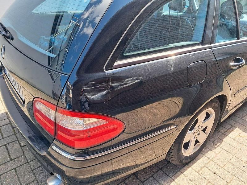 Gebraucht Mercedes E240 Avantgarde 177 PS (130 kW) 2003 Schwarz Limousine