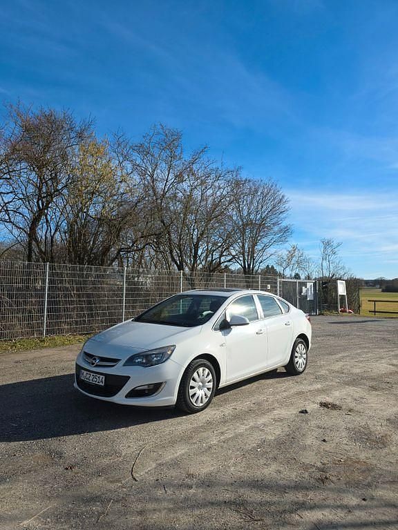 Gebraucht Opel Astra 131 PS (96 kW) 2012 Weiß Limousine