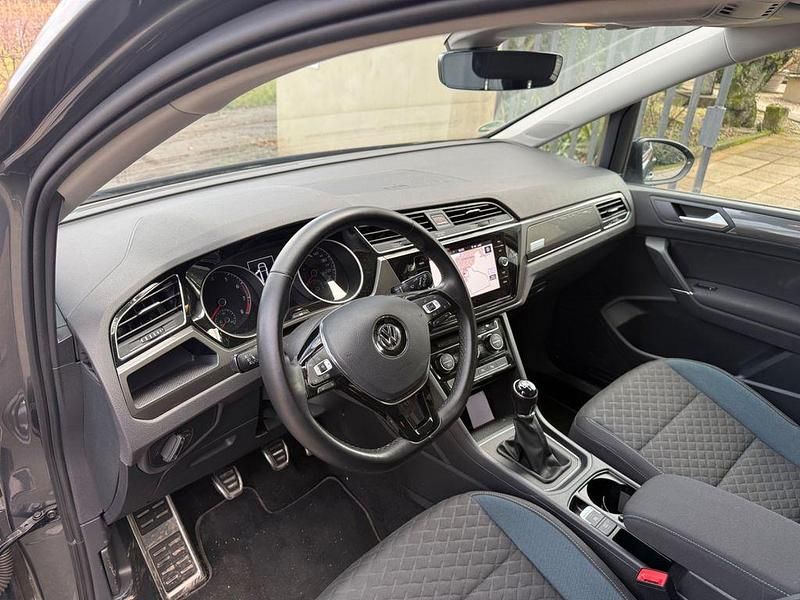 Gebraucht VW Touran IQ Drive 116 PS (85 kW) 2019 Grau Van / Kleinbus