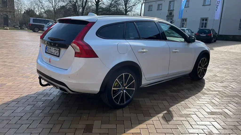 Gebraucht Volvo V60 CC Summum 190 PS (139 kW) 2016 Weiß Kombi
