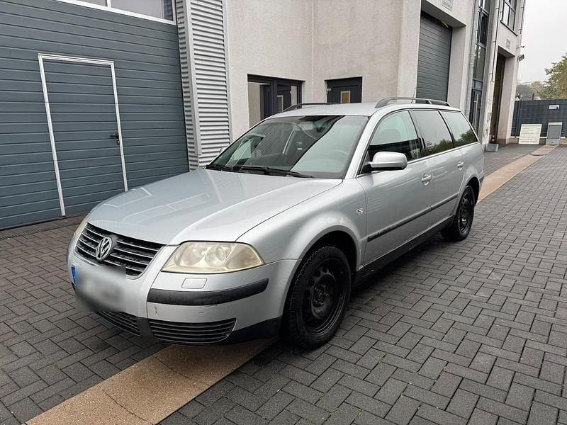 Silber Gebraucht 2002 VW Passat Kombi | 699 € (Superpreis) - Bild 1/4