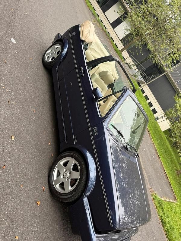 Blau Gebraucht 1991 VW Golf Cabriolet Classicline Cabrio | 16.750 € - Bild 1/4