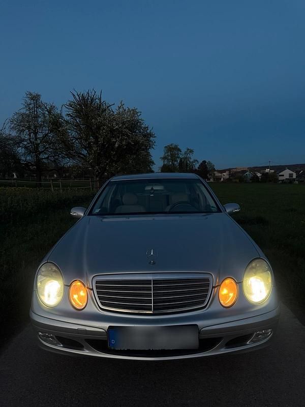 Grau Gebraucht 2004 Mercedes E200 Limousine | 3.900 € (Guter Preis) - Bild 1/4