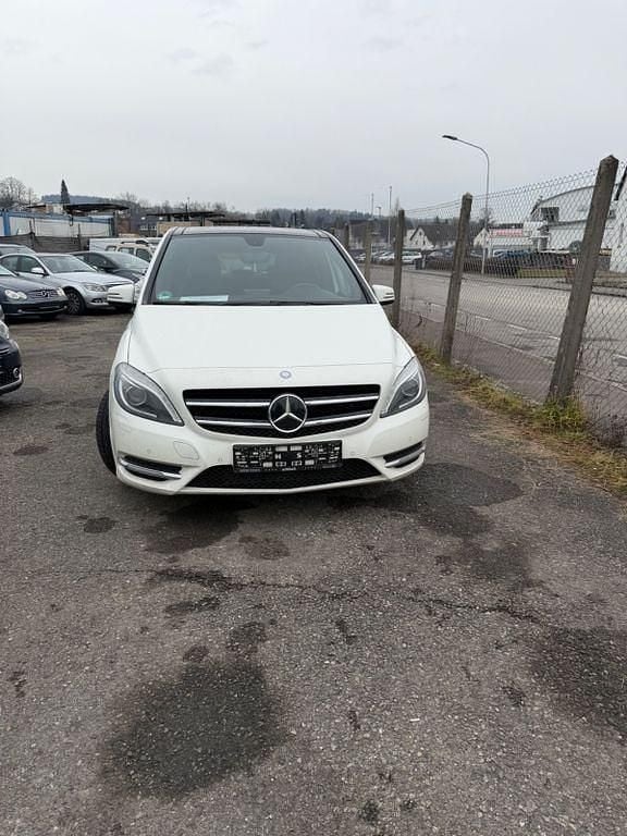 Gebraucht Mercedes B180 122 PS (89 kW) 2012 Weiß Van / Kleinbus