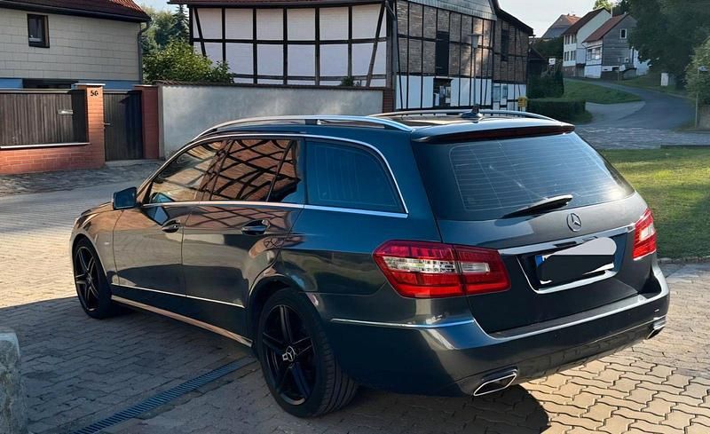 Grau Gebraucht 2010 Mercedes E300 Avantgarde Kombi | 10.900 € (Fairer Preis) - Bild 1/4