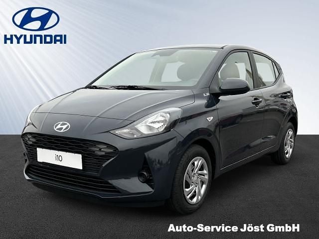 Grau Neu 2025 Hyundai i10 Select Kleinwagen | 17.990 € (Fairer Preis) - Bild 1/4