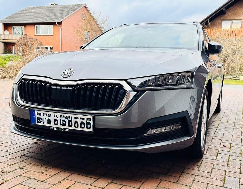 Grau Gebraucht 2023 Skoda Octavia Ambition Kombi | 20.999 € (Superpreis) - Bild 1/4