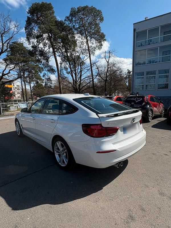 Gebraucht BMW 320 190 PS (139 kW) 2019 Weiß Limousine