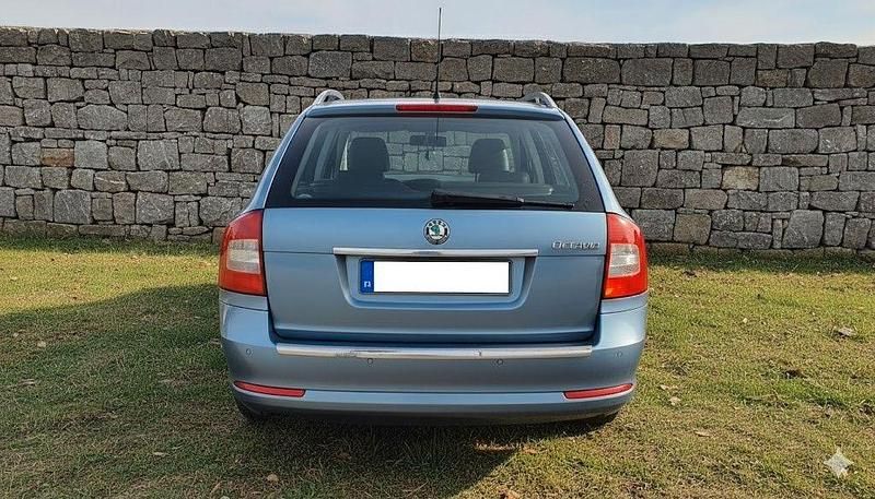 Gebraucht Skoda Octavia 105 PS (77 kW) 2011 Sedamodra satine/satine blau Kombi