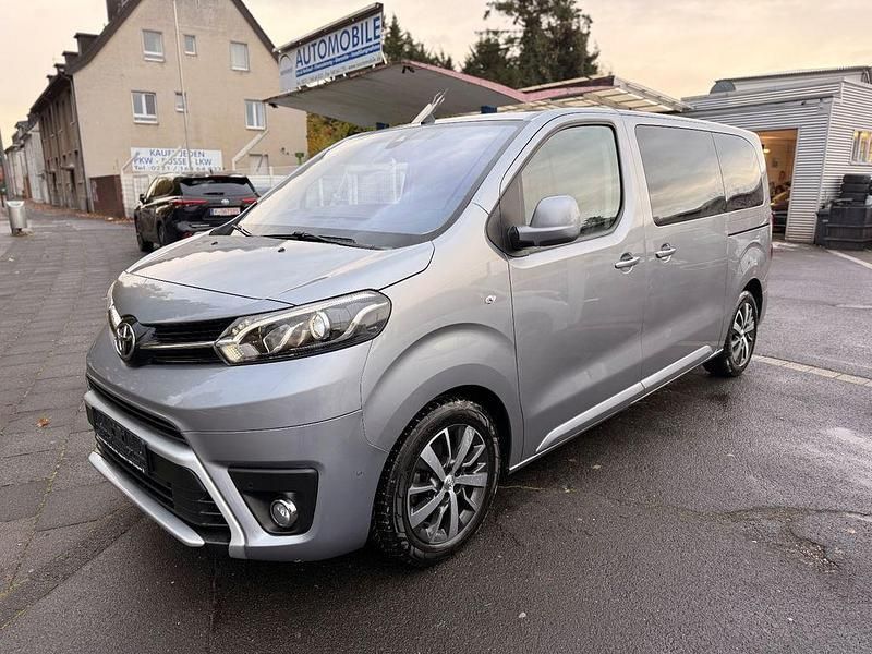 Grau Gebraucht 2023 Toyota Proace Verso Executive Kombi | 37.200 € (Etwas zu teuer) - Bild 1/4
