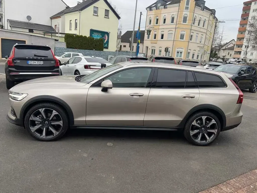 Gebraucht Volvo V60 CC Ultimate 197 PS (144 kW) 2023 Bright dusk metallic Kombi