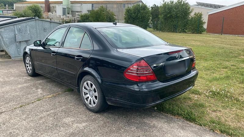 Second-hand Mercedes E200 135 CP (99 kW) 2008 Negru Berlinǎ
