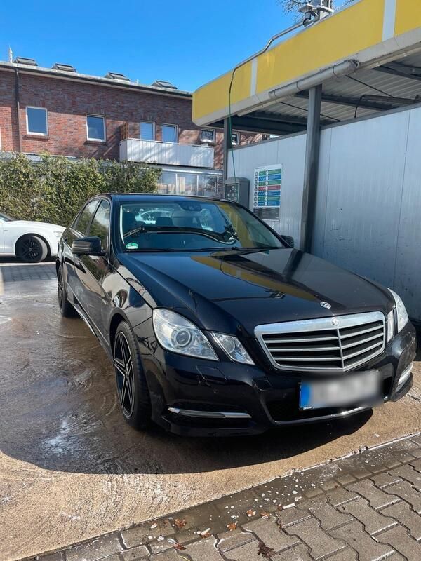 Schwarz Gebraucht 2011 Mercedes E200 Limousine | 9.000 € (Superpreis) - Bild 1/4