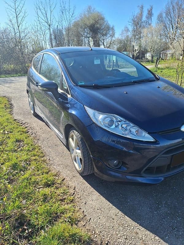 Gebraucht Ford Fiesta 92 PS (67 kW) 2010 Blau Kleinwagen