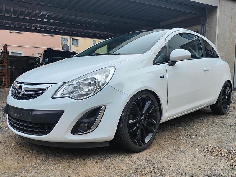 Gebraucht Opel Corsa Color Edition 87 PS (63 kW) 2011 Weiß Kleinwagen