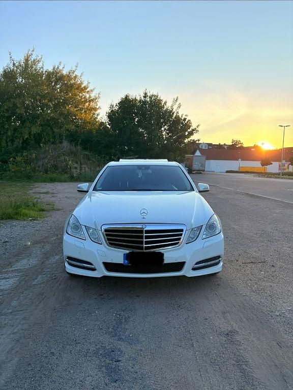 Schwarz Gebraucht 2010 Mercedes 200 Limousine | 10.100 € (Fairer Preis) - Bild 1/4