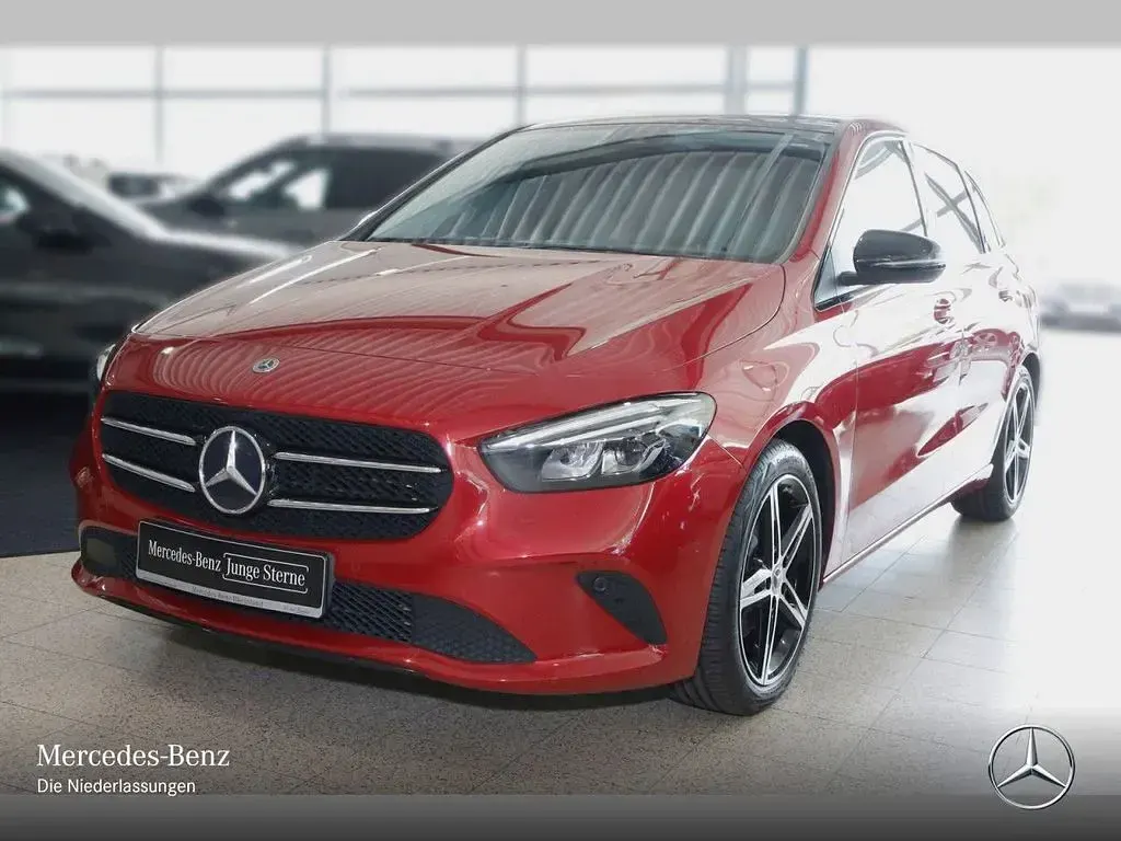 Gebraucht Mercedes B200 Night 163 PS (119 kW) 2022 Rot Kleinwagen