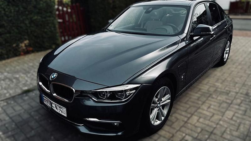 Gebraucht BMW 330e Advantage 252 PS (185 kW) 2017 Grau Limousine