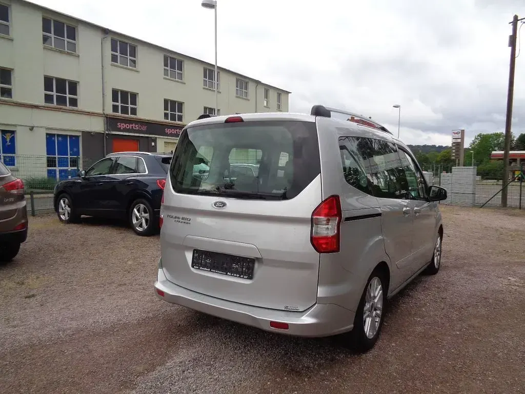 Gebraucht Ford Tourneo Courier Titanium 76 PS (55 kW) 2015 Polarsilber metallic Van / Kleinbus