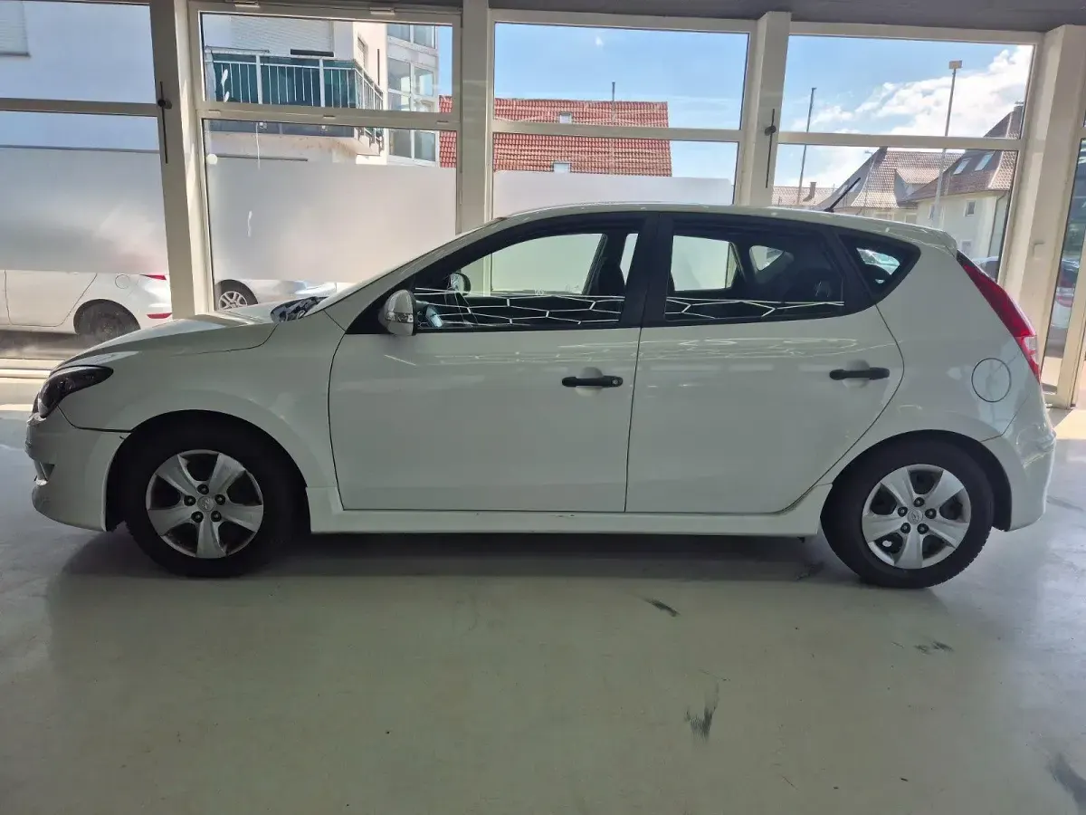 Gebraucht Hyundai i30 Edition 109 PS (80 kW) 2012 Weiß Kleinwagen