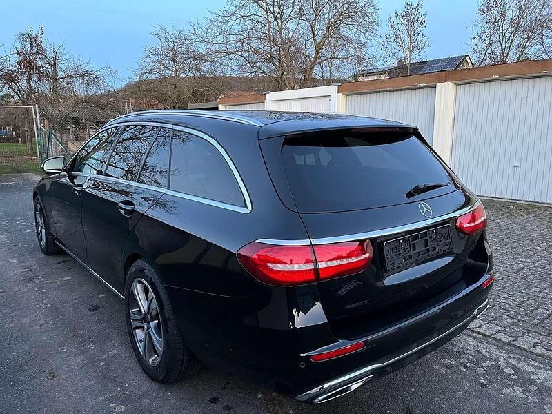 Gebraucht Mercedes E220 194 PS (142 kW) 2018 Obsidianschwarz  metalliclack Kombi