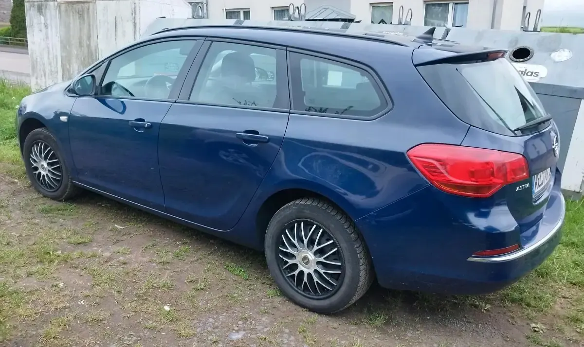 Używany Opel Astra 110 KM (80 kW) 2013 Niebieski Kombi